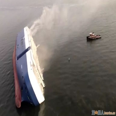 突發(fā)！載四千輛汽車滾裝船傾覆！船體仍在傾斜中